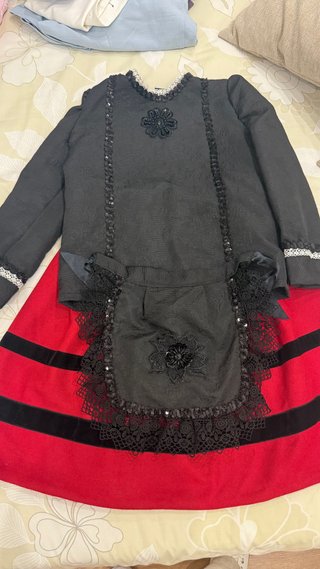 Traje tradicional riojano negro y rojo