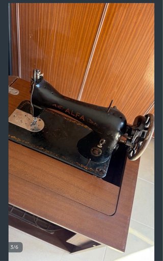 Máquina de coser Alfa antigua