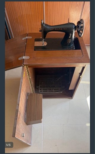 Máquina de coser Alfa antigua