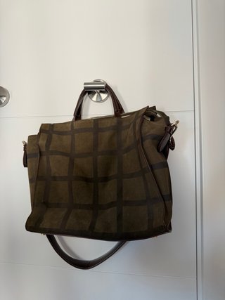 Bolso de piel marrón y verde