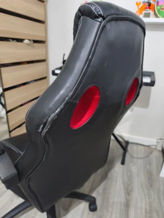 Silla de oficina ergonómica negra y roja