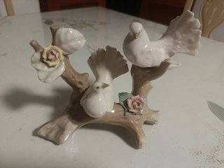 Figura de porcelana de dos palomas