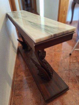 Mesa recibidor mármol y madera tallada