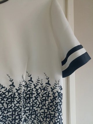 Elegante blusa blanca y azul marino