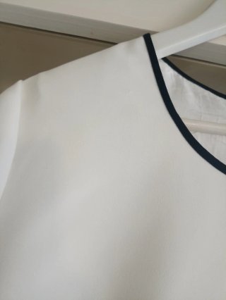 Elegante blusa blanca y azul marino