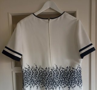 Elegante blusa blanca y azul marino