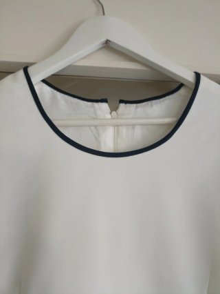 Elegante blusa blanca y azul marino