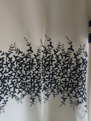 Elegante blusa blanca y azul marino