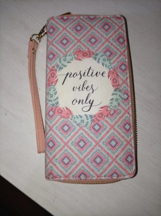 Cartera de mano grande con diseño