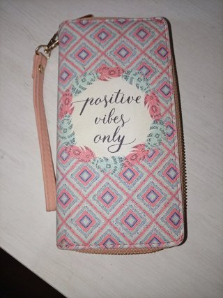 Cartera de mano grande con diseño