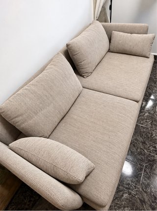Sofá de tela beige