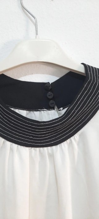 Blusa blanca con detalles negros