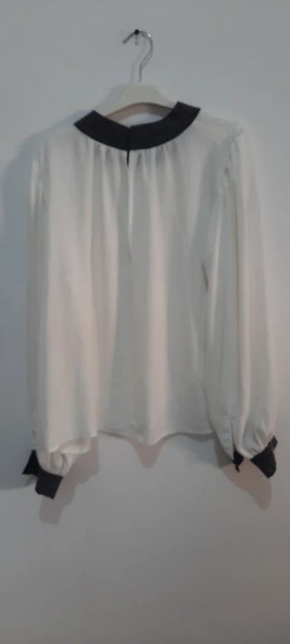 Blusa blanca con detalles negros