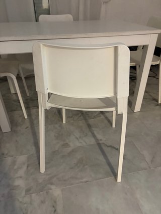 Sillas de plástico blancas