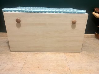 Baúl de almacenaje Ikea madera y colchoneta