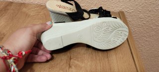 Sandalias Admirezzi Mujer Tacón Cuña Negro Multico