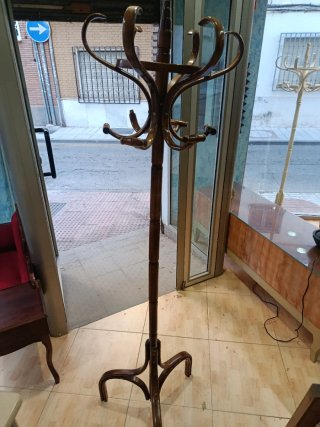 Perchero de madera marrón