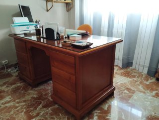 Mesa de despacho de madera y cristal