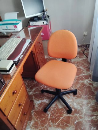 Mesa de despacho de madera y cristal
