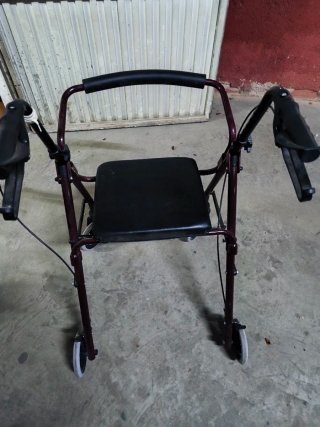 Andador con asiento y ruedas