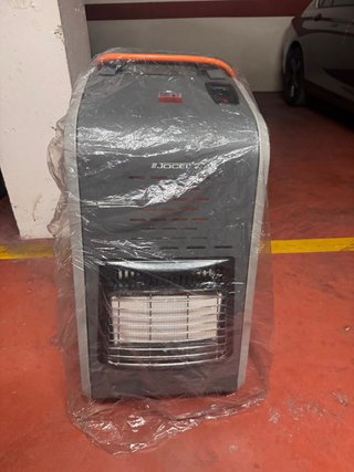 Estufa de gas butano negra y naranja