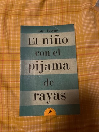 El niño con el pijama de rayas
