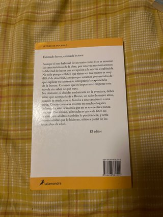 El niño con el pijama de rayas