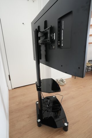 TV LG 48" + soporte con ruedas