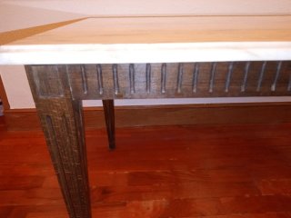Mesa baja de mármol y madera