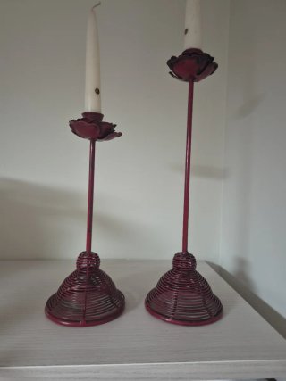 Candelabros de metal rojos
