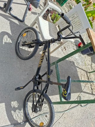 Bicicleta BMX negra con manillar giratorio