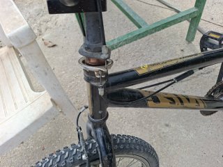 Bicicleta BMX negra con manillar giratorio