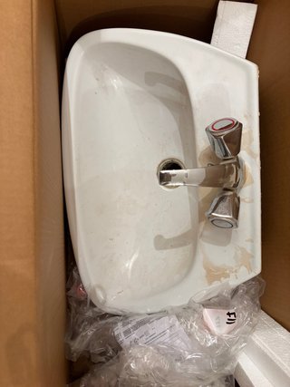 Lavabo pequeño de cerámica