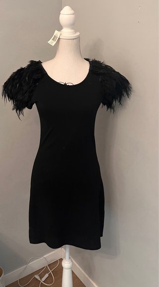 Vestido mini negro con plumas