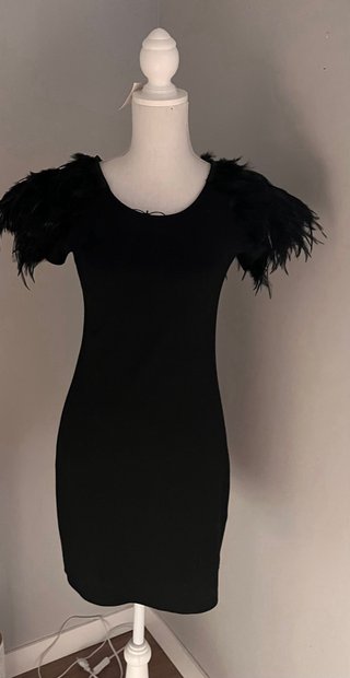 Vestido mini negro con plumas