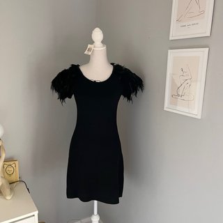 Vestido mini negro con plumas