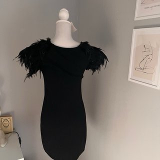 Vestido mini negro con plumas