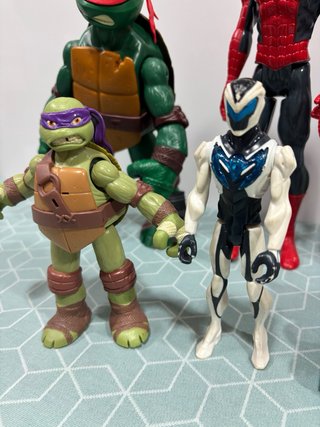 Conjunto figuras superhéroes y tortugas ninja