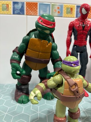 Conjunto figuras superhéroes y tortugas ninja