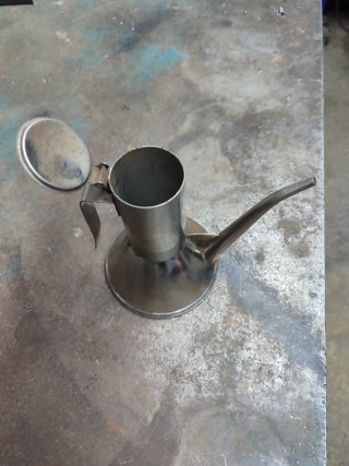 Aceitera antigua de metal