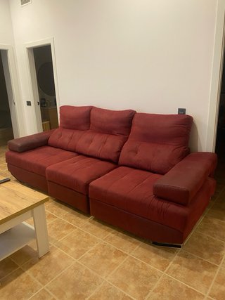 Sofá de tela y piel rojo
