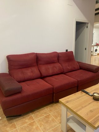 Sofá de tela y piel rojo