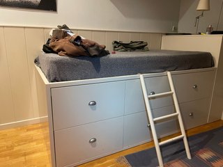 Cama juvenil con cajones y escalera
