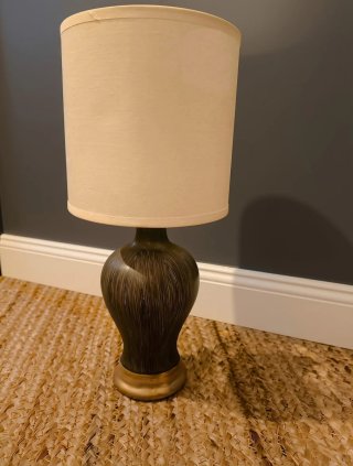 Lámpara de mesa beige y marrón