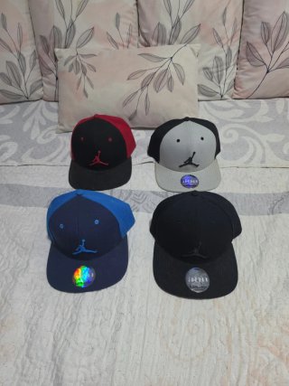 Gorra Jordan Negra y Roja