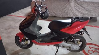 Yamaha Aerox Scooter Rojo y Negro