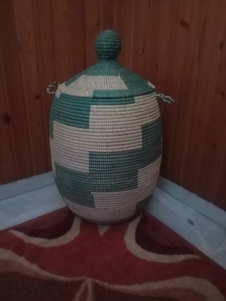 Cesto marroquí tejido beige y verde