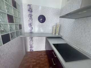 Cocina de segunda mano morada-berenjena con barra