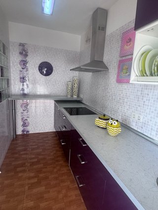 Cocina de segunda mano morada-berenjena con barra