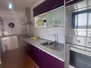 Cocina de segunda mano morada-berenjena con barra
